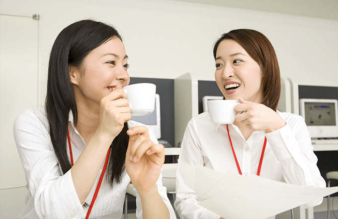 オフィスでの水分補給シーン